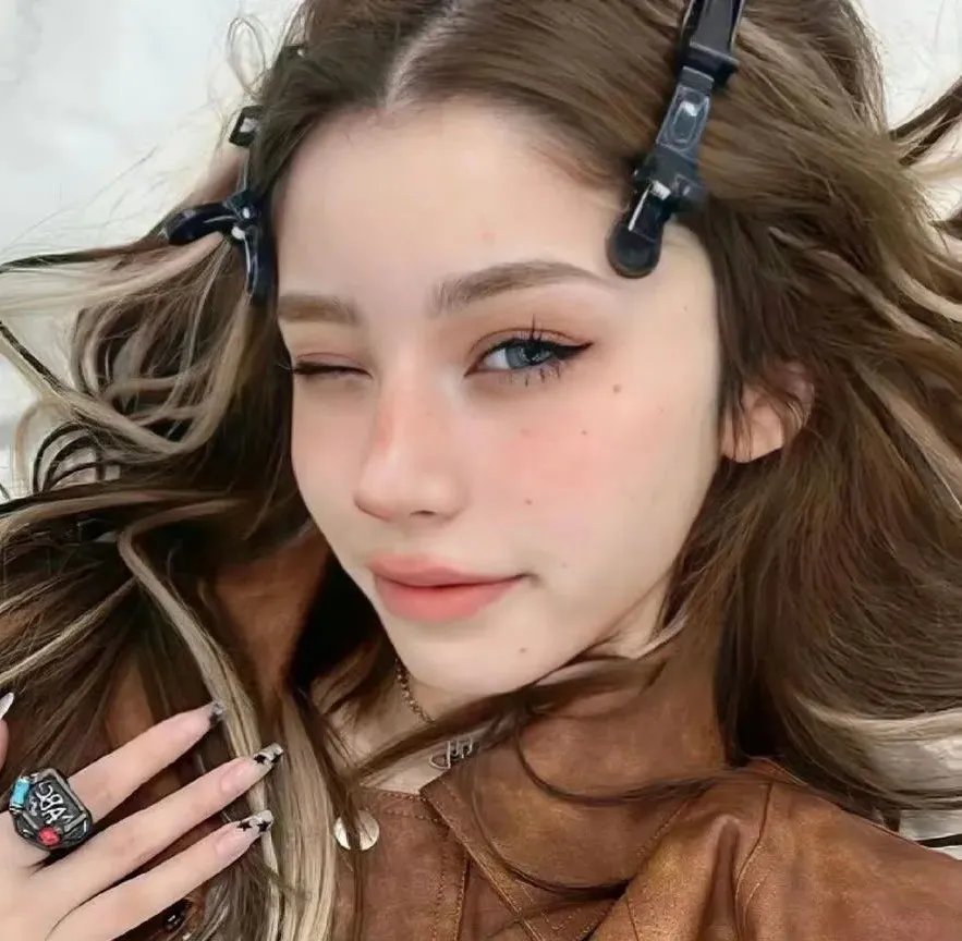 黑暗中的两个人